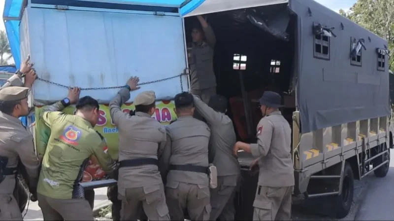 Petugas Satpol PP Padang mengamankan lapak PKL yang berjualan di atas fasum di wilayah Kecamatan Koto Tangah, Kota Padang, Rabu (3/6/2026) siang. (Foto: Humas Satpol PP Padang)