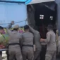 Petugas Satpol PP Padang mengamankan lapak PKL yang berjualan di atas fasum di wilayah Kecamatan Koto Tangah, Kota Padang, Rabu (3/6/2026) siang. (Foto: Humas Satpol PP Padang)