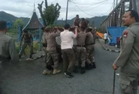 Petugas Satpol PP Padang menertibkan PKL yang berjualan di trotoar, badan jalan, dan fasilitas umum, Kamis (18/6/2026). (Foto: Humas Satpol PP Padang)