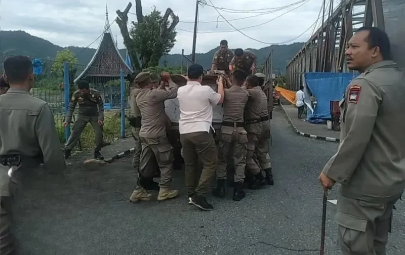 Petugas Satpol PP Padang menertibkan PKL yang berjualan di trotoar, badan jalan, dan fasilitas umum, Kamis (18/6/2026). (Foto: Humas Satpol PP Padang)