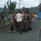 Petugas Satpol PP Padang menertibkan PKL yang berjualan di trotoar, badan jalan, dan fasilitas umum, Kamis (18/6/2026). (Foto: Humas Satpol PP Padang)