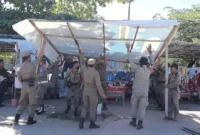 Petugas Satpol PP Padang menertibkan PKL yang melanggar ketentuan di Pusat Kuliner Pantai Padang, Selasa (23/6/2026). (Foto: Ist)