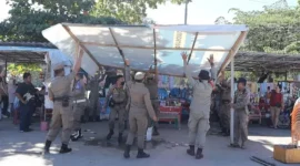Petugas Satpol PP Padang menertibkan PKL yang melanggar ketentuan di Pusat Kuliner Pantai Padang, Selasa (23/6/2026). (Foto: Ist)