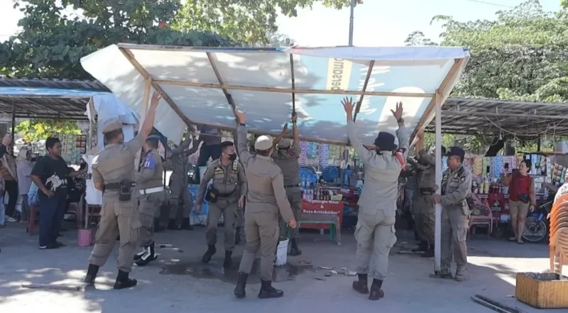 Petugas Satpol PP Padang menertibkan PKL yang melanggar ketentuan di Pusat Kuliner Pantai Padang, Selasa (23/6/2026). (Foto: Ist)