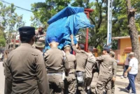Tim Gabungan Pemprov Sumbar dan Pemko Padang melakukan penertiban PKL di GOR Haji Agus Salim, Rabu (17/6/2026). (Foto: Humas Satpol PP Padang)