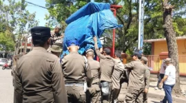 Tim Gabungan Pemprov Sumbar dan Pemko Padang melakukan penertiban PKL di GOR Haji Agus Salim, Rabu (17/6/2026). (Foto: Humas Satpol PP Padang)
