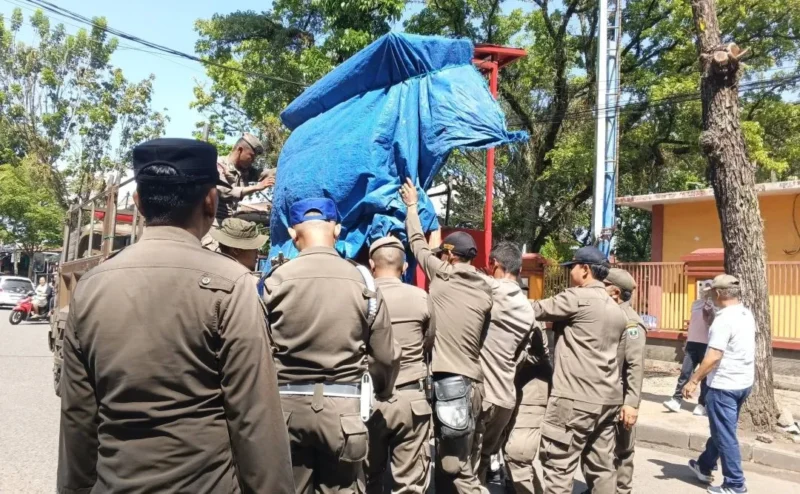 Tim Gabungan Pemprov Sumbar dan Pemko Padang melakukan penertiban PKL di GOR Haji Agus Salim, Rabu (17/6/2026). (Foto: Humas Satpol PP Padang)