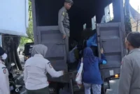 Petugas Satpol PP Padang mengamankan puluhan PMKS dalam operasi pengawasan di sejumlah persimpangan jalan utama, Jumat (26/6/2026). (Foto: Satpol PP Padang)