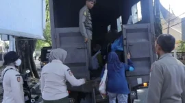 Petugas Satpol PP Padang mengamankan puluhan PMKS dalam operasi pengawasan di sejumlah persimpangan jalan utama, Jumat (26/6/2026). (Foto: Satpol PP Padang)