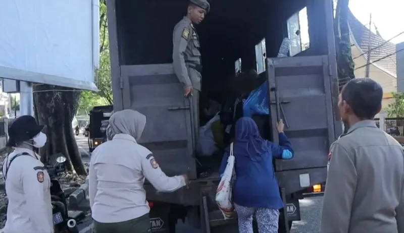Petugas Satpol PP Padang mengamankan puluhan PMKS dalam operasi pengawasan di sejumlah persimpangan jalan utama, Jumat (26/6/2026). (Foto: Satpol PP Padang)