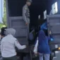 Petugas Satpol PP Padang mengamankan puluhan PMKS dalam operasi pengawasan di sejumlah persimpangan jalan utama, Jumat (26/6/2026). (Foto: Satpol PP Padang)