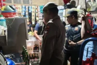 Petugas Satpol PP Padang menertibkan kedai tuak di Jalan Sutan Syahrir, Senin malam (22/6/2026). (Foto: Humas Satpol PP Padang)