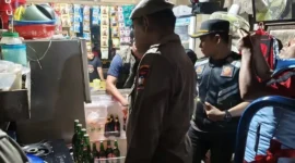 Petugas Satpol PP Padang menertibkan kedai tuak di Jalan Sutan Syahrir, Senin malam (22/6/2026). (Foto: Humas Satpol PP Padang)