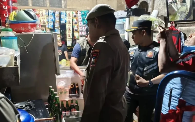 Petugas Satpol PP Padang menertibkan kedai tuak di Jalan Sutan Syahrir, Senin malam (22/6/2026). (Foto: Humas Satpol PP Padang)