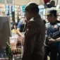 Petugas Satpol PP Padang menertibkan kedai tuak di Jalan Sutan Syahrir, Senin malam (22/6/2026). (Foto: Humas Satpol PP Padang)