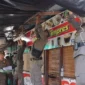 Petugas Satpol PP Padang menertibkan warung yang berdiri di atas trotoar di Kecamatan Padang Utara, Jumat (5/6/2026). (Foto: Humas Satpol PP Padang)