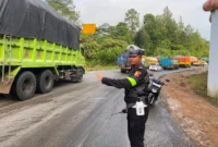 Personel Satlantas Polres Solok mengatur arus lalu lintas di perbatasan Solok-Padang, Senin (29/6/2026) pagi. (Satlantas Polres Solok)