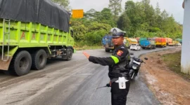 Personel Satlantas Polres Solok mengatur arus lalu lintas di perbatasan Solok-Padang, Senin (29/6/2026) pagi. (Satlantas Polres Solok)