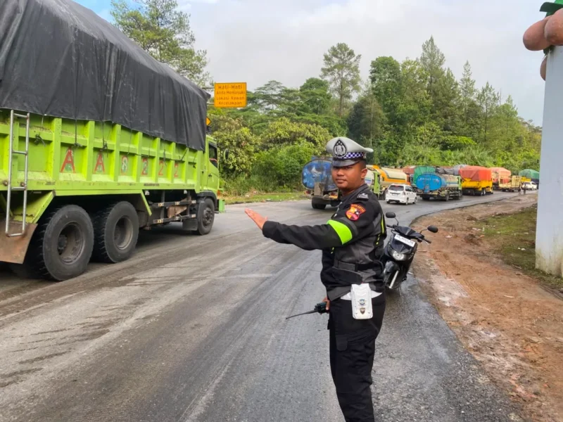 Personel Satlantas Polres Solok mengatur arus lalu lintas di perbatasan Solok-Padang, Senin (29/6/2026) pagi. (Satlantas Polres Solok)