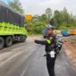 Personel Satlantas Polres Solok mengatur arus lalu lintas di perbatasan Solok-Padang, Senin (29/6/2026) pagi. (Satlantas Polres Solok)