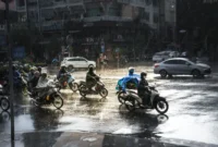 Ilustrasi sejumlah pengendara sepeda motor melintasi persimpangan jalan saat hujan mengguyur kawasan tersebut. (Foto: Pexels)