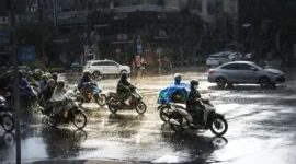 Ilustrasi sejumlah pengendara sepeda motor melintasi persimpangan jalan saat hujan mengguyur kawasan tersebut. (Foto: Pexels)