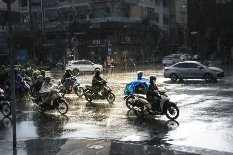 Ilustrasi sejumlah pengendara sepeda motor melintasi persimpangan jalan saat hujan mengguyur kawasan tersebut. (Foto: Pexels)