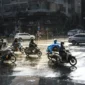 Ilustrasi sejumlah pengendara sepeda motor melintasi persimpangan jalan saat hujan mengguyur kawasan tersebut. (Foto: Pexels)
