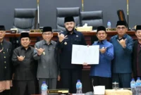 Pemko Padang bersama DPRD resmi mengesahkan Perda Kota Padang Nomor 5 Tahun 2026 tentang Penguatan Lembaga Adat dan Pelestarian Nilai Budaya Minangkabau, Sabtu (6/6/2026). (Foto: Pemko Padang)