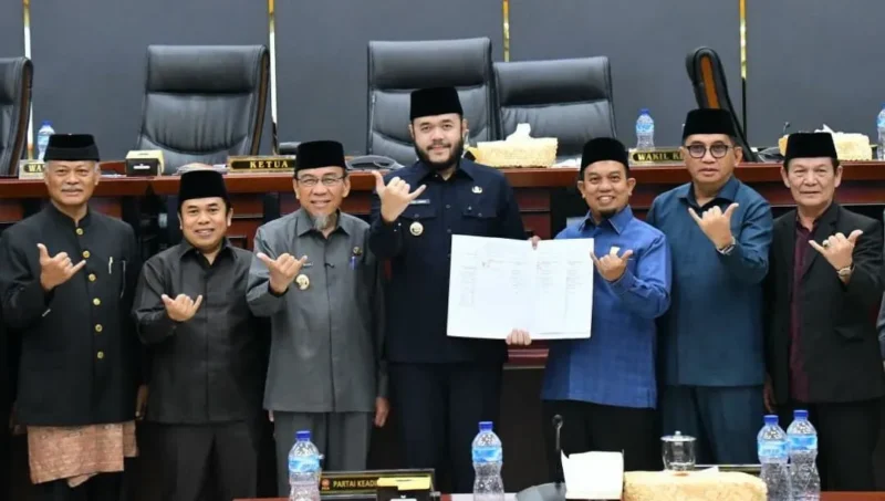 Pemko Padang bersama DPRD resmi mengesahkan Perda Kota Padang Nomor 5 Tahun 2026 tentang Penguatan Lembaga Adat dan Pelestarian Nilai Budaya Minangkabau, Sabtu (6/6/2026). (Foto: Pemko Padang)