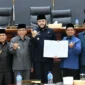 Pemko Padang bersama DPRD resmi mengesahkan Perda Kota Padang Nomor 5 Tahun 2026 tentang Penguatan Lembaga Adat dan Pelestarian Nilai Budaya Minangkabau, Sabtu (6/6/2026). (Foto: Pemko Padang)