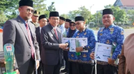 Wakil Wali Kota Padang Maigus Nasir menyerahkan penghargaan/sertifikat Stratifikasi Standar UKS/M kepada sekolah dari berbagai jenjang pendidikan. (Foto: Diskominfo Padang)