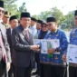 Wakil Wali Kota Padang Maigus Nasir menyerahkan penghargaan/sertifikat Stratifikasi Standar UKS/M kepada sekolah dari berbagai jenjang pendidikan. (Foto: Diskominfo Padang)