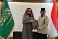 General Supervisor Yayasan Waqaf Al-Mushaf, Iskandar Muhammad Ismail menyerahkan penghargaan kepada Ketua PPIH Arab Saudi Ian Heriyawan. (Foto: Kemenhaj)
