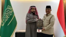 General Supervisor Yayasan Waqaf Al-Mushaf, Iskandar Muhammad Ismail menyerahkan penghargaan kepada Ketua PPIH Arab Saudi Ian Heriyawan. (Foto: Kemenhaj)