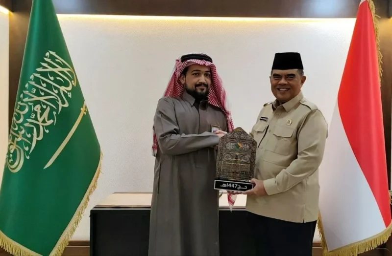 General Supervisor Yayasan Waqaf Al-Mushaf, Iskandar Muhammad Ismail menyerahkan penghargaan kepada Ketua PPIH Arab Saudi Ian Heriyawan. (Foto: Kemenhaj)