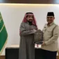 General Supervisor Yayasan Waqaf Al-Mushaf, Iskandar Muhammad Ismail menyerahkan penghargaan kepada Ketua PPIH Arab Saudi Ian Heriyawan. (Foto: Kemenhaj)
