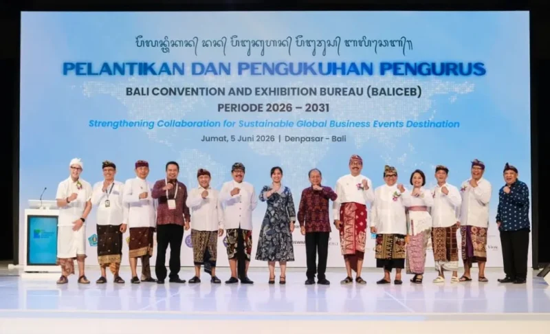 Wamenpar Ni Luh Puspa saat pelantikan pengurus BaliCEB periode 2026–2031 di The Meru, Sanur, Bali, Jumat (5/6/2026) malam. (Foto: Kemenpar)
