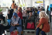 Calon penumpang kereta api saat menunggu keberangkatan di Stasiun Padang. (Foto: KAI Divre II Sumbar)