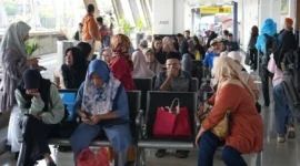 Calon penumpang kereta api saat menunggu keberangkatan di Stasiun Padang. (Foto: KAI Divre II Sumbar)