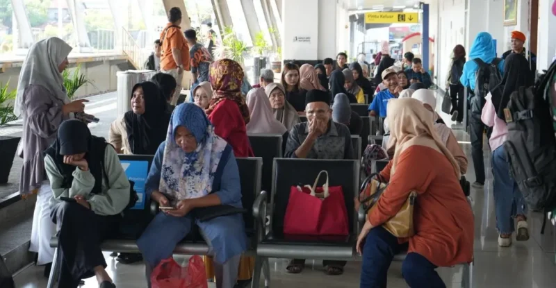 Calon penumpang kereta api saat menunggu keberangkatan di Stasiun Padang. (Foto: KAI Divre II Sumbar)