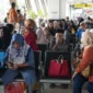 Calon penumpang kereta api saat menunggu keberangkatan di Stasiun Padang. (Foto: KAI Divre II Sumbar)