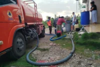 Penyaluran air bersih kepada warga terdampak banjir bandang. (Foto: BPBD Padang)
