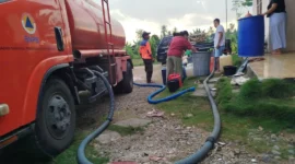 Penyaluran air bersih kepada warga terdampak banjir bandang. (Foto: BPBD Padang)