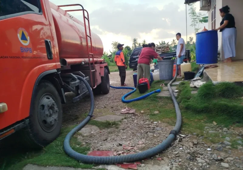 Penyaluran air bersih kepada warga terdampak banjir bandang. (Foto: BPBD Padang)