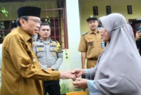Wakil Wali Kota Padang Maigus Nasir menyerahkan BSTT kepada keluarga korban hanyut di Pantai Ujung Karang, Selasa (23/6/2026). (Foto: Pemko Padang)