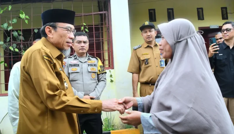 Wakil Wali Kota Padang Maigus Nasir menyerahkan BSTT kepada keluarga korban hanyut di Pantai Ujung Karang, Selasa (23/6/2026). (Foto: Pemko Padang)