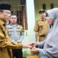 Wakil Wali Kota Padang Maigus Nasir menyerahkan BSTT kepada keluarga korban hanyut di Pantai Ujung Karang, Selasa (23/6/2026). (Foto: Pemko Padang)