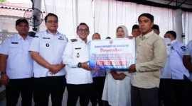Bupati Tanah Datar Eka Putra menyerahkan bansos dan BLT kepada korban bencana hidrometeorologi di Gedung Indo Jolito Batusangkar, Rabu (3/6/2026). (Foto: Prokopim Tanah Datar)