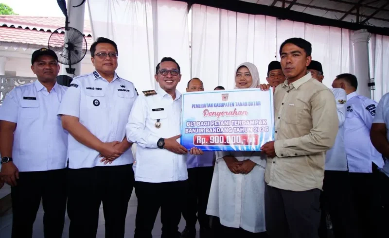 Bupati Tanah Datar Eka Putra menyerahkan bansos dan BLT kepada korban bencana hidrometeorologi di Gedung Indo Jolito Batusangkar, Rabu (3/6/2026). (Foto: Prokopim Tanah Datar)